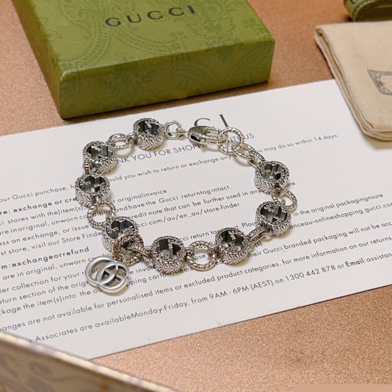 G*u*i bracelets